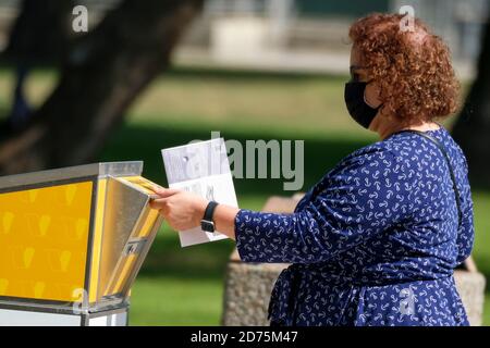 Burbank, CA. 26 juillet 2020. Une femme portant un masque de visage dépose son bulletin dans une boîte de vote officielle Mardi, 20 octobre 2020, à Burbank, en Californie. Crédit: Ringo Chiu/ZUMA Wire/Alay Live News Banque D'Images