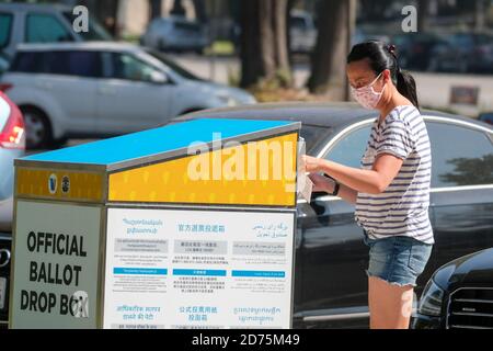 Burbank, CA. 26 juillet 2020. Une femme portant un masque de visage dépose son bulletin dans une boîte de vote officielle Mardi, 20 octobre 2020, à Burbank, en Californie. Crédit: Ringo Chiu/ZUMA Wire/Alay Live News Banque D'Images