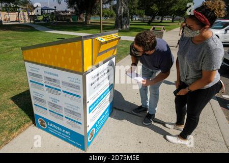 Burbank, CA. 26 juillet 2020. Les personnes portant un masque de visage déposer leur bulletin dans une boîte de vote officielle Mardi 20 octobre 2020, à Burbank, en Californie. Crédit: Ringo Chiu/ZUMA Wire/Alay Live News Banque D'Images