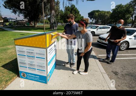 Burbank, CA. 26 juillet 2020. Les personnes portant un masque de visage déposer leur bulletin dans une boîte de vote officielle Mardi 20 octobre 2020, à Burbank, en Californie. Crédit: Ringo Chiu/ZUMA Wire/Alay Live News Banque D'Images