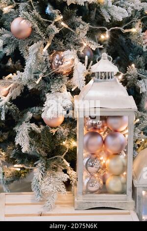 L'hiver et la lampe sur le canapé en bois près de l'arbre de noël. Intérieur confortable de maison de vacances vintage Banque D'Images