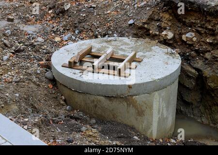 Construction d'un puits de distribution d'eau remplaçant la reconstruction de l'utilité de la ville tuyaux en acier du système d'égout Banque D'Images