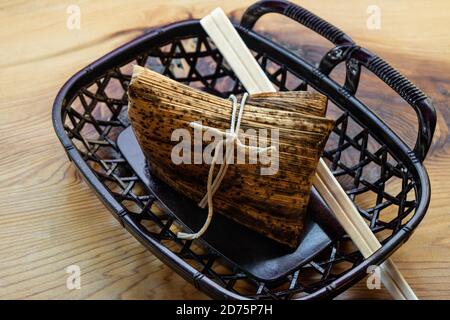 Boulettes de riz vapeur enveloppées de feuilles de bambou Banque D'Images