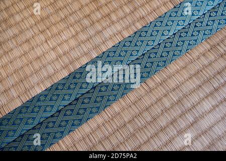 Sols japonais traditionnels en tatami, fabriqués à partir de pailles de riz. Gros plan. Banque D'Images