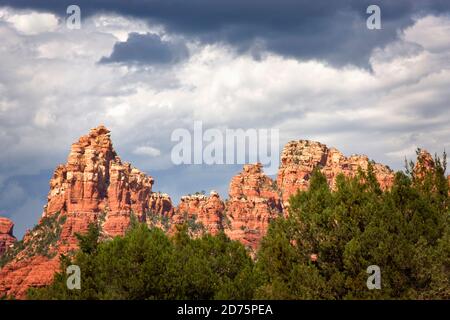 L'après-midi, les nuages orageux se rassemblent au-dessus des formations rocheuses rouges près de Sedona, en Arizona. Le sable posé il y a environ 300 millions d'années est devenu grès, wh Banque D'Images