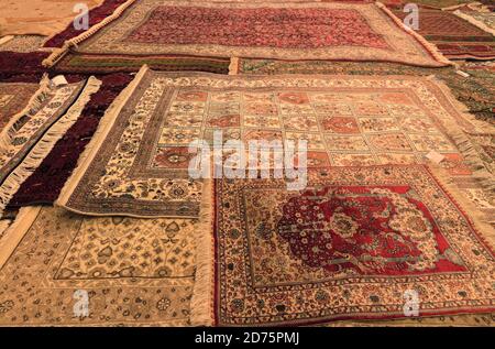 Tapis turcs exposés à la Carpet Weavers Association, Saklikent Dalyan, Turquie. Les tapis tissés et noués à la main sont disposés sur le sol pour l'être Banque D'Images