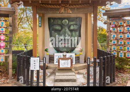 tokyo, japon - octobre 11 2020 : sculpture des vestiges du Bouddha géant Ueno Daibutsu représentant le visage de Shaka Nyorai sur une petite colline d'Ueno Banque D'Images