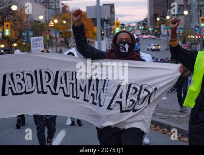 Ottawa, Canada. 20 octobre 2020. Environ 500 personnes sont emprises dans la rue pour réclamer justice à Abdirahman Abdi, qui a été tué lors de son arrestation en 2016. Plus tôt aujourd'hui, la cour a trouvé l'agent de police d'Ottawa Const. Daniel Montsion n'est pas coupable de tous les chefs d'accusation liés à la mort. C'est un autre cas dans la bataille communautaire en cours entre la police et les membres noirs de la communauté. Abdi était venu au Canada de Somalie en 2009 et au moment de sa mort il était en 37. Credit: Meanderingemu/Alamy Live News Banque D'Images