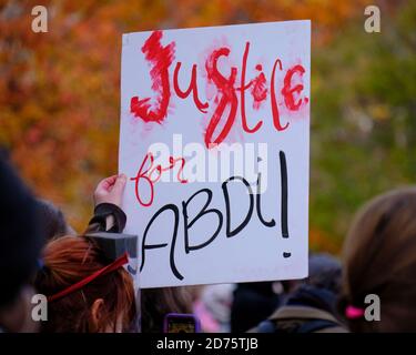 Ottawa, Canada. 20 octobre 2020. Environ 500 personnes sont emprises dans la rue pour réclamer justice à Abdirahman Abdi, qui a été tué lors de son arrestation en 2016. Plus tôt aujourd'hui, la cour a trouvé l'agent de police d'Ottawa Const. Daniel Montsion n'est pas coupable de tous les chefs d'accusation liés à la mort. C'est un autre cas dans la bataille communautaire en cours entre la police et les membres noirs de la communauté. Abdi était venu au Canada de Somalie en 2009 et au moment de sa mort il était en 37. Credit: Meanderingemu/Alamy Live News Banque D'Images