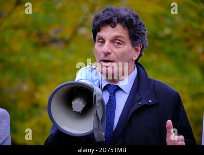 Ottawa, Canada. 20 octobre 2020. Lawrence Greenspon, avocat de la famille d'Abdirahman Abdi, s'exprimant lors de la manifestation. Plus tôt aujourd'hui, le tribunal a trouvé l'agent qui avait arrêté la police d'Ottawa Const. Daniel Montsion non coupable de toutes les charges liées à la mort. C'est un autre cas dans la bataille communautaire en cours entre la police et les membres noirs de la communauté. Abdi était arrivé au Canada en provenance de Somalie en 2009 et, au moment de son décès, il avait 37 ans. Crédit : Meanderingemu/Alamy Live News Banque D'Images