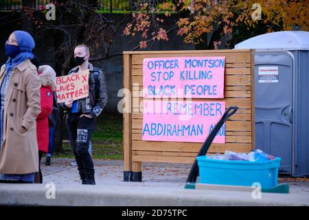 Ottawa, Canada. 20 octobre 2020. Environ 500 personnes sont emprises dans la rue pour réclamer justice à Abdirahman Abdi, qui a été tué lors de son arrestation en 2016. Plus tôt aujourd'hui, la cour a trouvé l'agent de police d'Ottawa Const. Daniel Montsion n'est pas coupable de tous les chefs d'accusation liés à la mort. C'est un autre cas dans la bataille communautaire en cours entre la police et les membres noirs de la communauté. Abdi était venu au Canada de Somalie en 2009 et au moment de sa mort il était en 37. Credit: Meanderingemu/Alamy Live News Banque D'Images