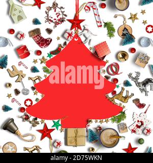 Creative red Christmas Tree frame, faite d'éléments de décoration de Noël, Noël, des pommes de pin, les étoiles, l'épinette branches sur fond blanc. Nouvelle Année gr Banque D'Images