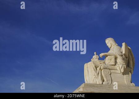 Washington, États-Unis. 20 octobre 2020. La statue de la contemplation de la Justice est vue à l'extérieur de la Cour suprême des États-Unis le mardi 20 octobre 2020 à Washington, DC. Le 26 octobre 2020, les Républicains du sénat entendent tenir un vote de confirmation pour la candidate à la Cour suprême Amy Coney Barrett. Photo de Leigh Vogel/UPI crédit: UPI/Alay Live News Banque D'Images