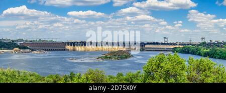 Zaporozhye, Ukraine 07.20.2020. Vue panoramique de la centrale hydroélectrique de Dnieper depuis l'île de Khortytsya à Zaporozhye, en Ukraine, sur un soleil Banque D'Images