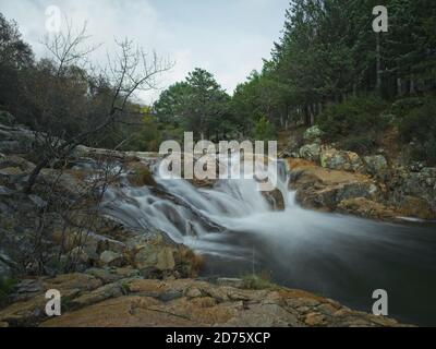 La Pedriza dans la Sierra de Guadarrama cascades et ruisseaux dans la communauté de Madrid, Espagne Banque D'Images