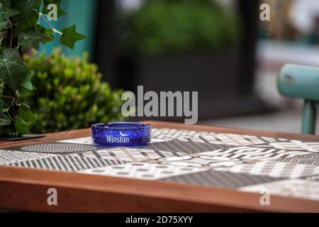 BELGRADE, SERBIE - 9 AOÛT 2020 : logo Winston sur un cendrier. Winston est une marque américaine de cigarettes faisant partie du groupe Imperial Tobacco Banque D'Images