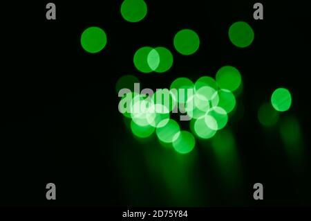 La ville de nuit s'illumine en arrière-plan. Flou abstrait bokeh cercles hors foyer Banque D'Images