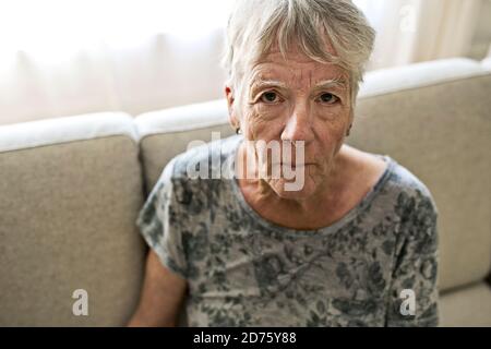Portrait of Senior Woman On Sofa souffrant de dépression Banque D'Images