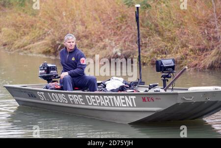 St. Louis, États-Unis. 20 octobre 2020. Le capitaine d'incendie de St. Louis, Ray Hummel, navigue en bateau à travers un canal dans le parc forestier de St. Louis le mardi 20 octobre 2020. Les pompiers se sont joints au FBI et aux plongeurs de la patrouille routière de l'État du Missouri, à la recherche d'une arme utilisée dans un triple décès par balle. Photo par facture Greenblatt/UPI crédit: UPI/Alamy Live News Banque D'Images