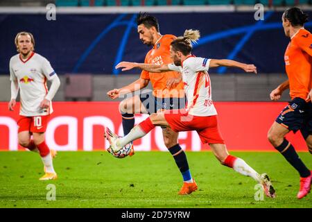 Leipzig, Allemagne. 20 octobre 2020. Irfan CAN Kahveci (2e L) d'Istanbul Basaksehir vies avec Kevin Kampl (2e R) de Leipzig lors du premier match de football du groupe H de la Ligue des champions de l'UEFA entre RB Leipzig en Allemagne et Istanbul Basaksehir FK de Turquie à Leipzig, en Allemagne, le 20 octobre 2020. Credit: Kevin Voigt/Xinhua/Alay Live News Banque D'Images