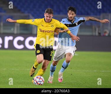 Rome, Italie. 20 octobre 2020. Luis Alberto (R) du Latium rivalise avec Lukasz Piszczek de Borussia Dortmund lors du match de football du Groupe F de la Ligue des champions de l'UEFA entre le Latium d'Italie et Borussia Dortmund d'Allemagne à Rome, Italie, le 20 octobre 2020. Credit: Augusto Casasoli/Xinhua/Alamy Live News Banque D'Images