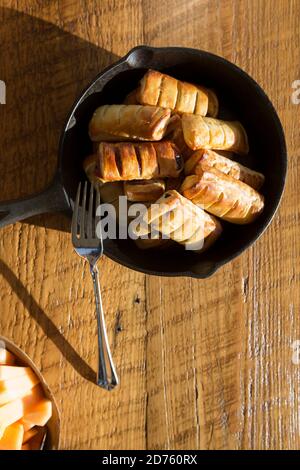 Vue en grand angle des pâtisseries aux pommes avec fourchette en fonte Faire repasser la poêle Banque D'Images