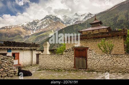 Vue sur le vieux village dans les hautes montagnes de Géorgie avec de vieux murs en pierre Banque D'Images