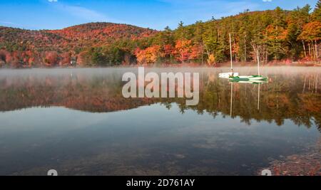 Reflet du lac d'automne avec canoë en premier plan Banque D'Images