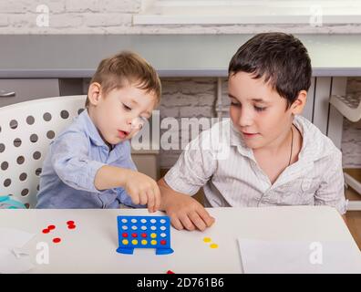 Le jeu de société qui va rapidement recueillir 4 jetons dedans une ligne Banque D'Images