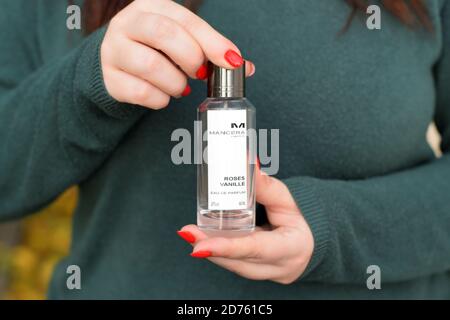 KHARKOV, UKRAINE - OCTOBRE 16 2020: La jeune fille tient Mancera roses vanille bouteille de parfum. Mancera est une marque française de parfums Banque D'Images