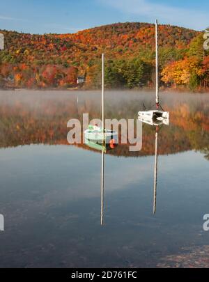 Reflet du lac d'automne avec canoë en premier plan Banque D'Images