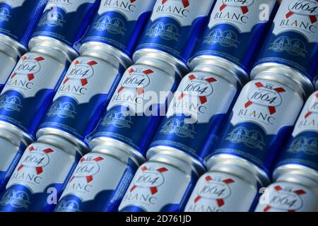 KHARKOV, UKRAINE - AOÛT 22 2020: 1664 logo blanc sur les canettes de bière en grande quantité. 1664 blanc est la bière de blé de la brasserie française Kronenbourg export Banque D'Images