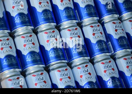 KHARKOV, UKRAINE - AOÛT 22 2020: 1664 logo blanc sur les canettes de bière en grande quantité. 1664 blanc est la bière de blé de la brasserie française Kronenbourg export Banque D'Images