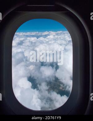 Vue des nuages à partir d'une fenêtre plane Banque D'Images