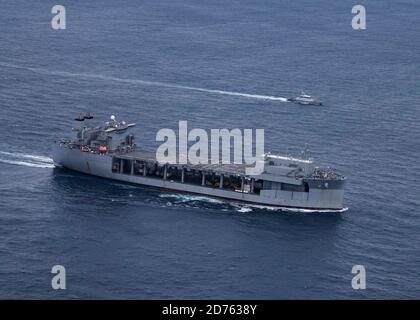 La base expéditionnaire de la mer USS Hershel “Woody” Williams (ESB 4) effectue un exercice de passage (PASSEX) avec le navire de patrouille de la marine sénégalaise Kedougou (OPV 45), dans l'océan Atlantique, le 21 septembre 2020. Hershel « Woody » Williams est en cours de déploiement inaugural dans la zone de responsabilité Europe-Afrique des Forces navales des États-Unis à l'appui des missions maritimes et des opérations spéciales. (É.-U. Photo du corps marin par Sgt. Megan Roses/publié) Banque D'Images