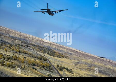 C-130H un avion Hercules affecté à la 120e Escadre de transport aérien, la Garde nationale aérienne du Montana survole Great Falls, en Ontario le 3 octobre 2020 la mission de formation des six navires a testé les capacités tactiques de la 120e Escadre de transport aérien et de la Garde nationale aérienne du Montana (photo de courtoisie du Maj Melissa Martin). Banque D'Images