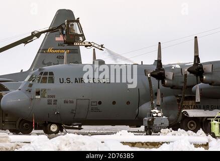 Les membres du 120e Escadron de maintenance de l’escadre du transport aérien utilisent un bras de dégivrage pour préparer le Hercules C-130 en vue de son vol à la base de la Garde nationale aérienne du Montana, le 19 octobre 2020. Les avions sont préparés pour une mission d’entraînement locale en déglaçant toutes les surfaces de l’avion. (É.-U. Photo de la Garde nationale aérienne par Tech. Sgt. Devin Doskey) Banque D'Images