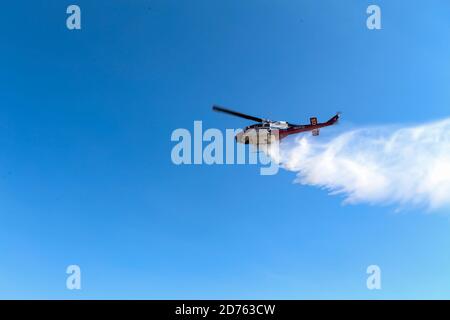 Un hélicoptère du département de secours incendie de San Diego larve de l'eau lors d'un tir simulé sur la station aérienne du corps des Marines Miramar, Californie, le 15 octobre 2020. Les étudiants ont eu l'occasion d'élargir leurs compétences lorsqu'ils se sont formés pour devenir des pompiers certifiés en pratiquant des techniques réelles de lutte contre les incendies de forêt dans la partie est de la base. (É.-U. Photo du corps marin par lance Cpl. Dylan Hess) Banque D'Images