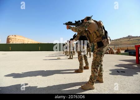 Les soldats des forces armées jordaniennes, unité spéciale deux contre le terrorisme, effectuent des exercices de tir pendant le Lion impatiente sur le Centre d'entraînement des opérations spéciales du roi Abdullah II, le 16 avril 2018. Eager Lion est un exercice multinational organisé en Jordanie, composé de membres du service des États-Unis formant des forces militaires de 19 pays partenaires, et conçu pour renforcer les partenariats militaires-à-militaires et améliorer la stabilité régionale. (É.-U. Photo de l'armée par Jose Diaz) Banque D'Images