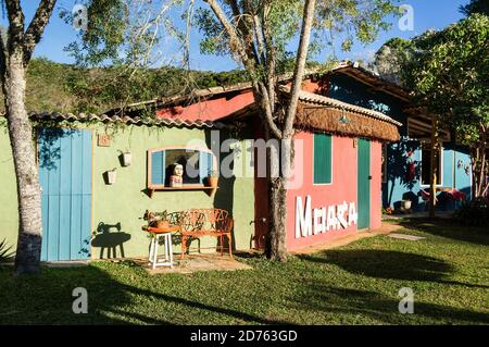 Jardin intérieur confortable et joliment décoré de Moara Cafe sous le soleil de la fin de l'après-midi et ciel bleu nuageux. Cunha, Sao Paulo - Brésil. Banque D'Images