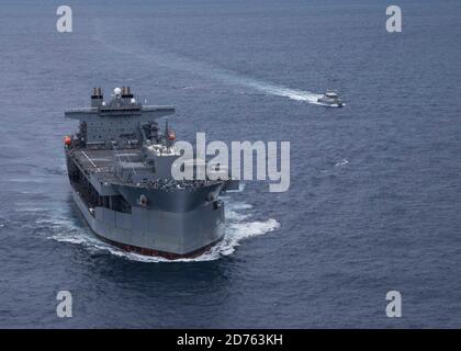 La base expéditionnaire de la mer USS Hershel “Woody” Williams (ESB 4) effectue un exercice de passage (PASSEX) avec le navire de patrouille de la marine sénégalaise Kedougou (OPV 45), dans l'océan Atlantique, le 21 septembre 2020. Hershel « Woody » Williams est en cours de déploiement inaugural dans la zone de responsabilité Europe-Afrique des Forces navales des États-Unis à l'appui des missions maritimes et des opérations spéciales. (É.-U. Photo du corps marin par Sgt. Megan Roses/publié) Banque D'Images