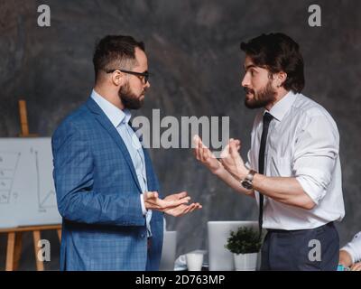 des collègues du caucase contestant le fait de ne pas avoir de désaccord au travail se blâmant mutuellement par erreur, divers collègues arguant sur le projet, ayant un conflit Banque D'Images