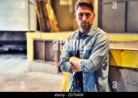 homme sur le fond du sous-sol dans la ville Banque D'Images