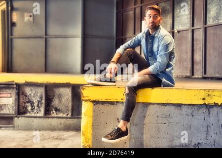 homme sur le fond du sous-sol dans la ville Banque D'Images