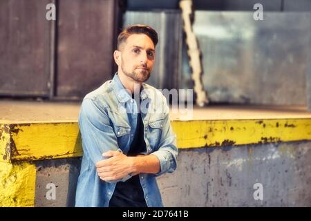 homme sur le fond du sous-sol dans la ville Banque D'Images