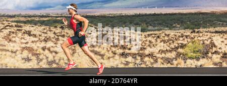 Triathlon coureur triathlète homme courant en triathlon lors de la compétition ironman. Bannière Panorama. Athlète sportif sur la course de marathon dans Banque D'Images