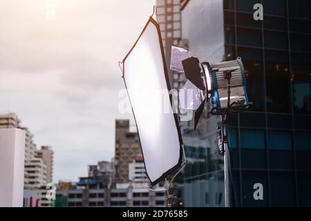 Lampe de travail. Lighting & Studio dans le décor de tournage avec un bâtiment en arrière-plan Banque D'Images