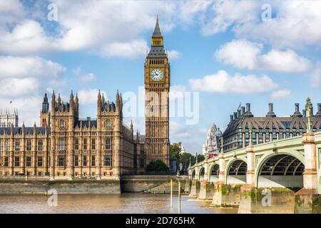 Londres ville voyage vacances fond. Big Ben et chambres du Parlement avec pont de Westminster à Londres, Angleterre, Grande-Bretagne, Royaume-Uni Banque D'Images