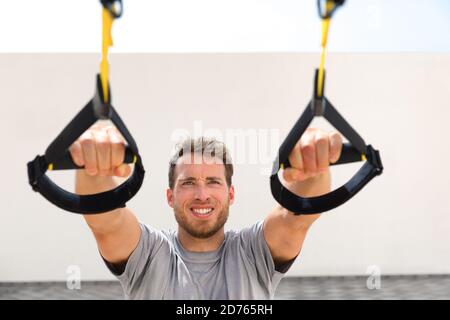 Sangles de suspension entraînement bras biceps muscles entraînement fitness homme s'exerçant à la salle de sport extérieure Banque D'Images