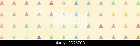 motif triangle abstrait sur fond beige, les petits triangles ont une texture en bleu rouge rose violet orange jaune et vert formes colorées Banque D'Images